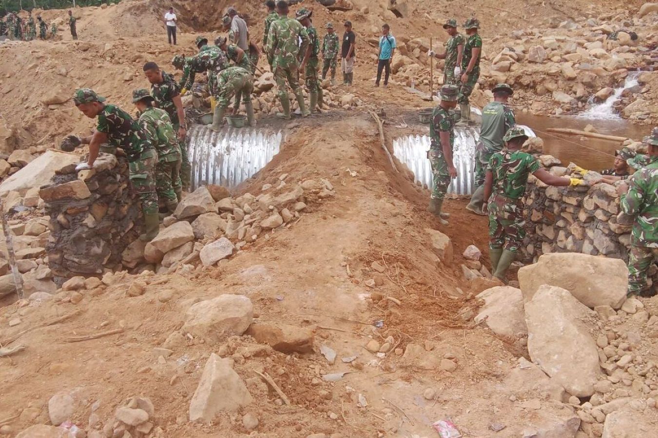Personel TNI AD bersama warga melakukan perbaikan jalan dan jembatan pascabencana banjir dan longsor di Kabupaten Tapanuli Tengah.