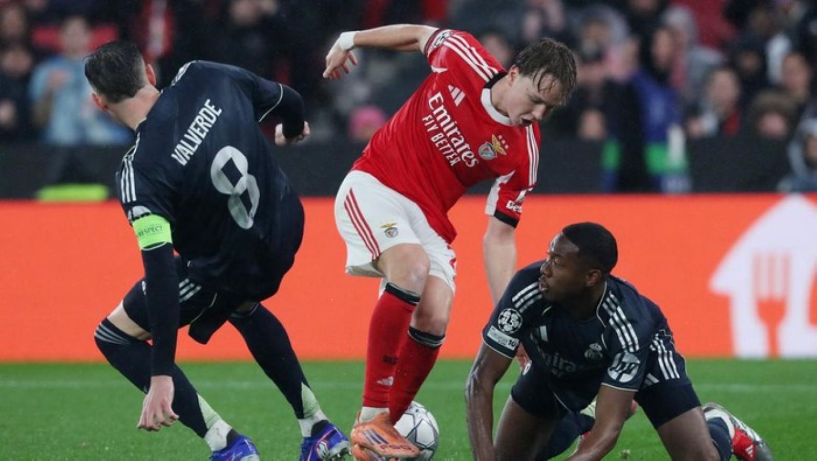Pemain Real Madrid tertunduk usai kalah 2-4 dari Benfica pada laga terakhir fase liga Liga Champions di Estadio da Luz.
