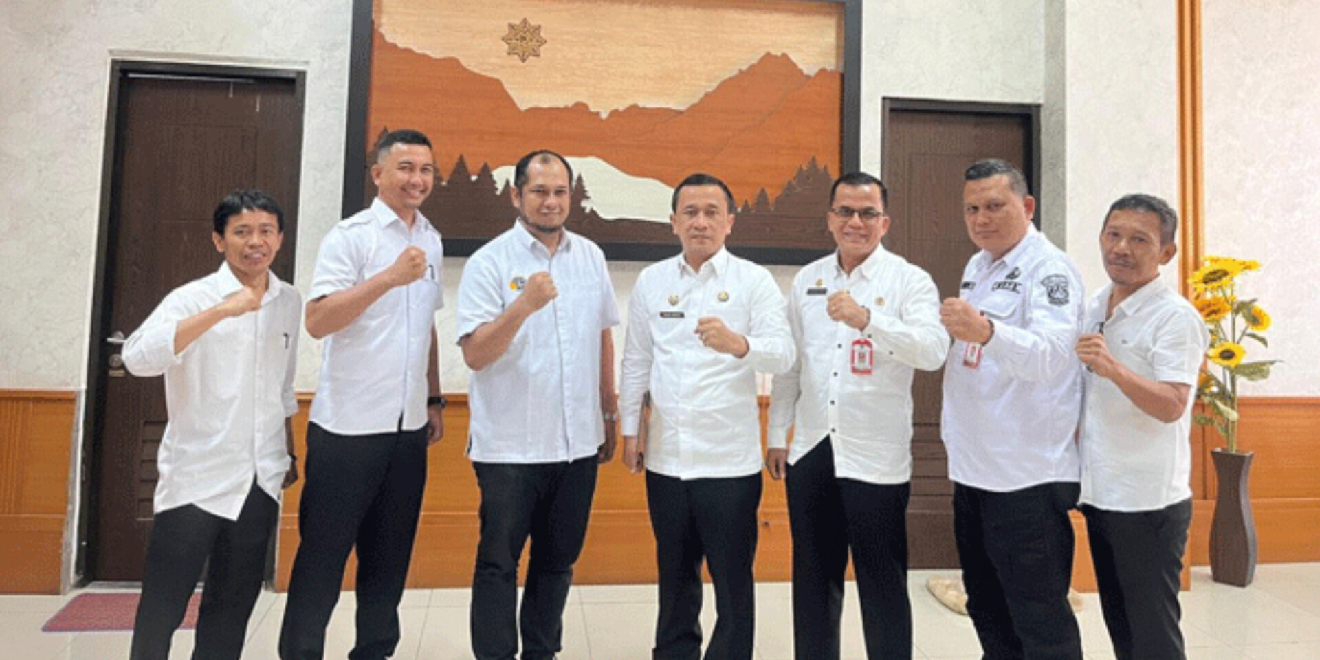 Sekda Padang Lawas Utara Patuan Rahmat Syukur Parlaungan Hasibuan menerima sertifikat tanah Sekolah Rakyat dari BPN Tapanuli Selatan.