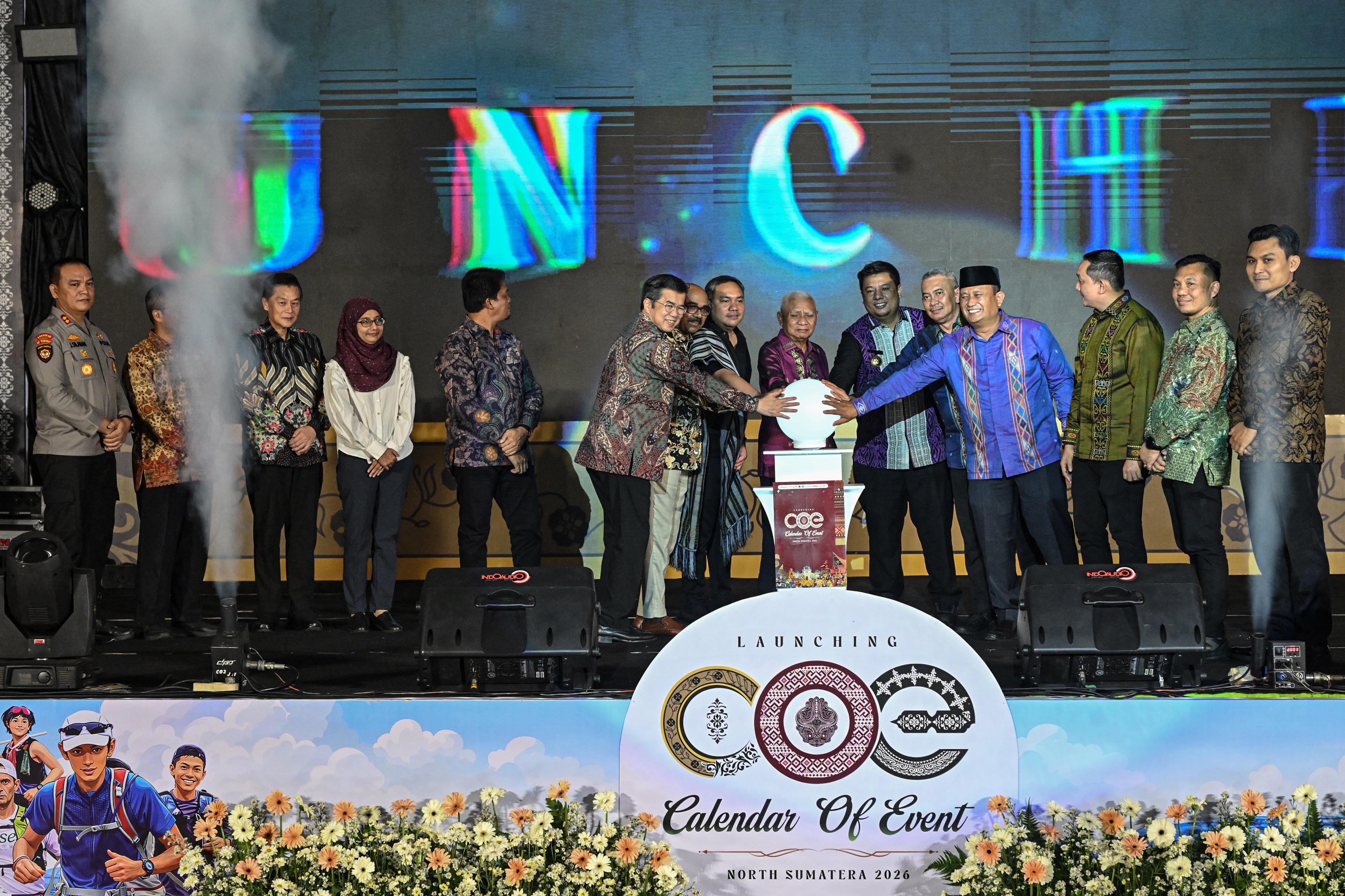 Wakil Gubernur Sumut Surya bersama Pj Sekdaprov Sulaiman Harahap, kepala daerah, konsulat, dan Forkopimda menekan tombol peresmian Calendar of Event North Sumatera 2026 di Gedung Serbaguna PRSU, Medan