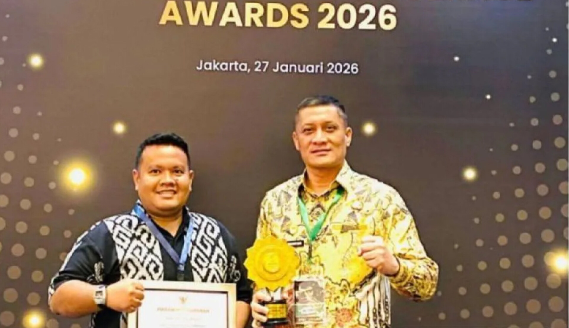 Wakil Bupati Padang Lawas H. Achmad Fauzan Nasution menerima Penghargaan UHC Award 2026 Kategori Madya di JIEXPO Kemayoran, Jakarta.
