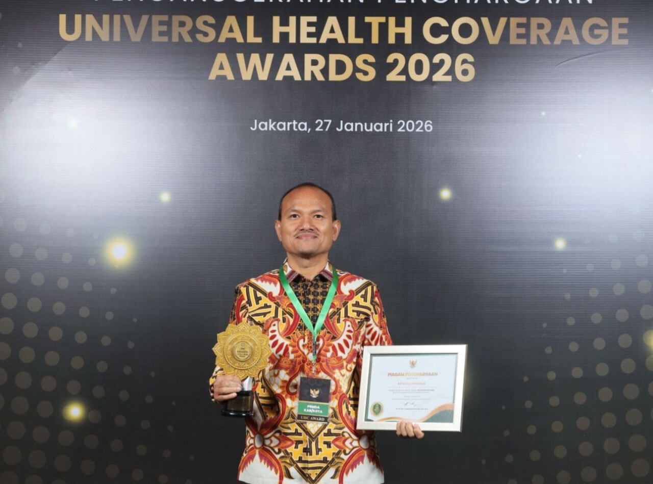 Wali Kota Tanjungbalai Mahyaruddin Salim menerima Penghargaan UHC Award 2026 Kategori Pratama di JIEXPO Kemayoran, Jakarta.