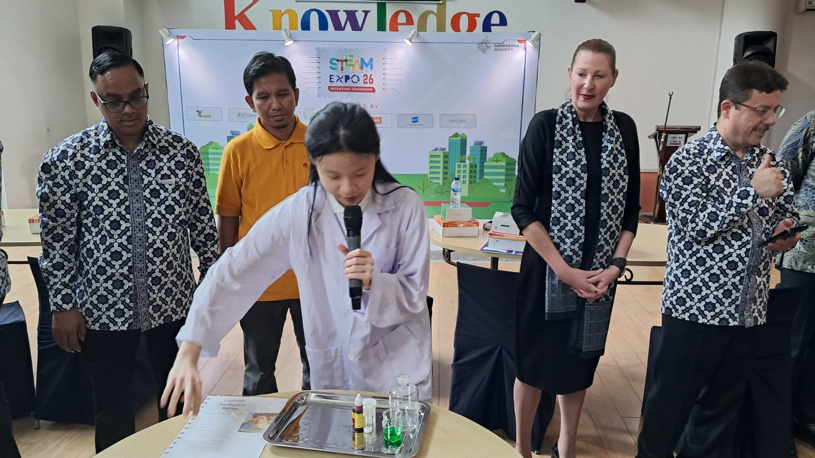 Siswa Sampoerna Academy mempresentasikan proyek inovasi berbasis STEAM dalam ajang STEAM Expo 2026 bertema &ldquo;Inventing Tomorrow&rdquo;, hasil kolaborasi dengan Akademi Ilmuwan Muda Indonesia (ALMI).