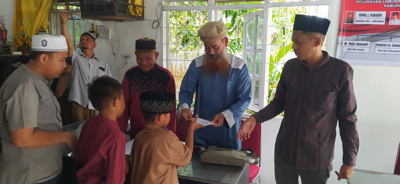 Pengurus Infaq Pasar Gelugur Rantauprapat saat memberikan santunan kepada anak yatim di kantor Kelurahan Lobusona.