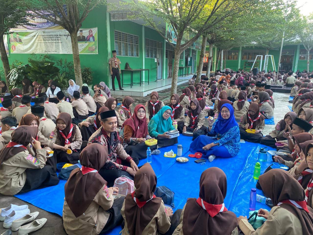 Kegiatan sarapan bersama di MTsN 2 Labuhanbatu Utara.