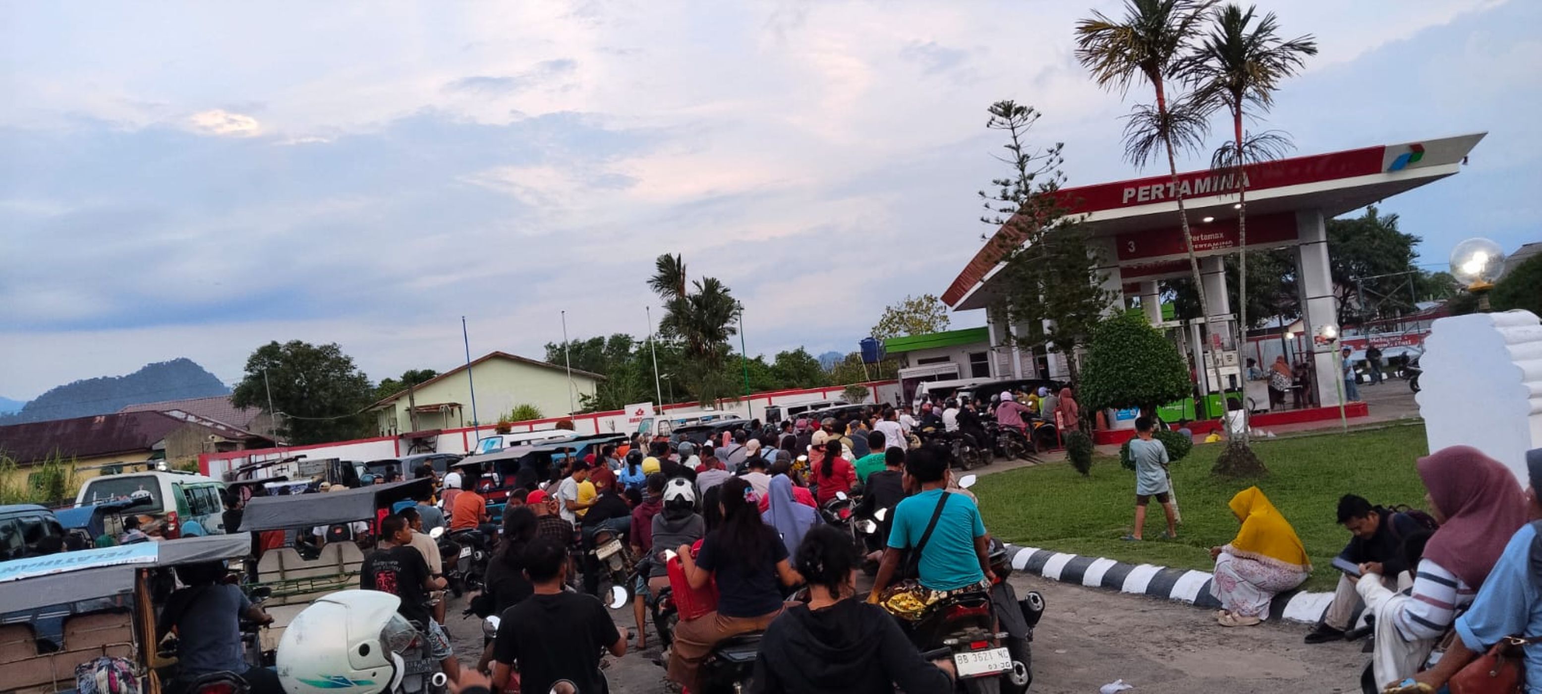 Antrean kendaraan mengular lebih dari satu kilometer akibat kelangkaan BBM di salah satu SPBU di Pandan, Tapanuli Tengah, Sabtu (31/1/2026).