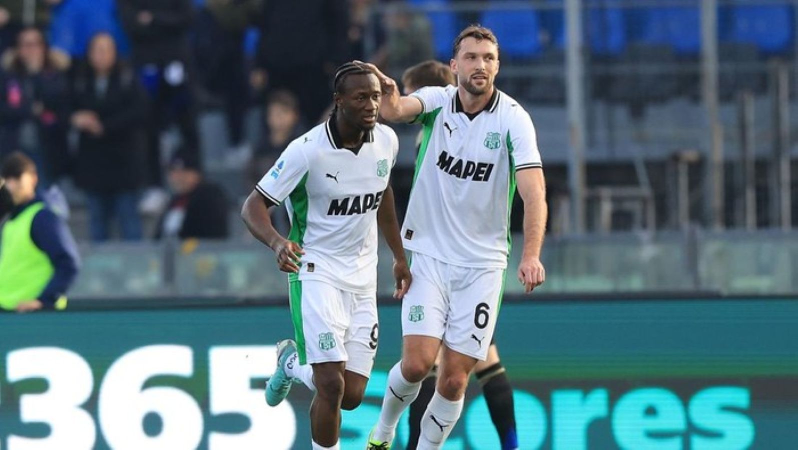 Bek Sassuolo Jay Idzes (kanan) menghalau serangan Pisa dalam laga Serie A 20252026 di Arena Garibaldi, Pisa, Sabtu (3112026). Sassuolo menang 3-1.