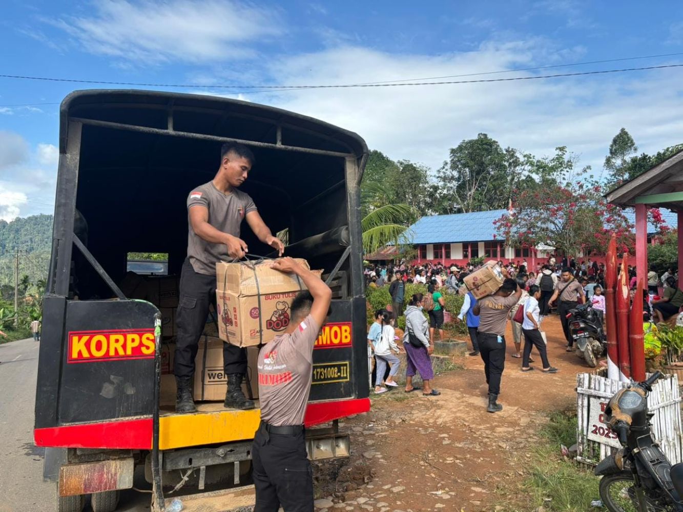 Personel SAR Batalyon A Pelopor Brimob Polda Sumut membersihkan rumah warga dan mendistribusikan air bersih pascabencana di Tapanuli Tengah.