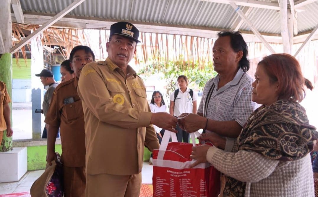 Bupati Karo Antonius Ginting menyerahkan bantuan logistik kepada warga terdampak kebakaran di Desa Lingga, Kecamatan Simpang Empat, Senin (26/1/2026).