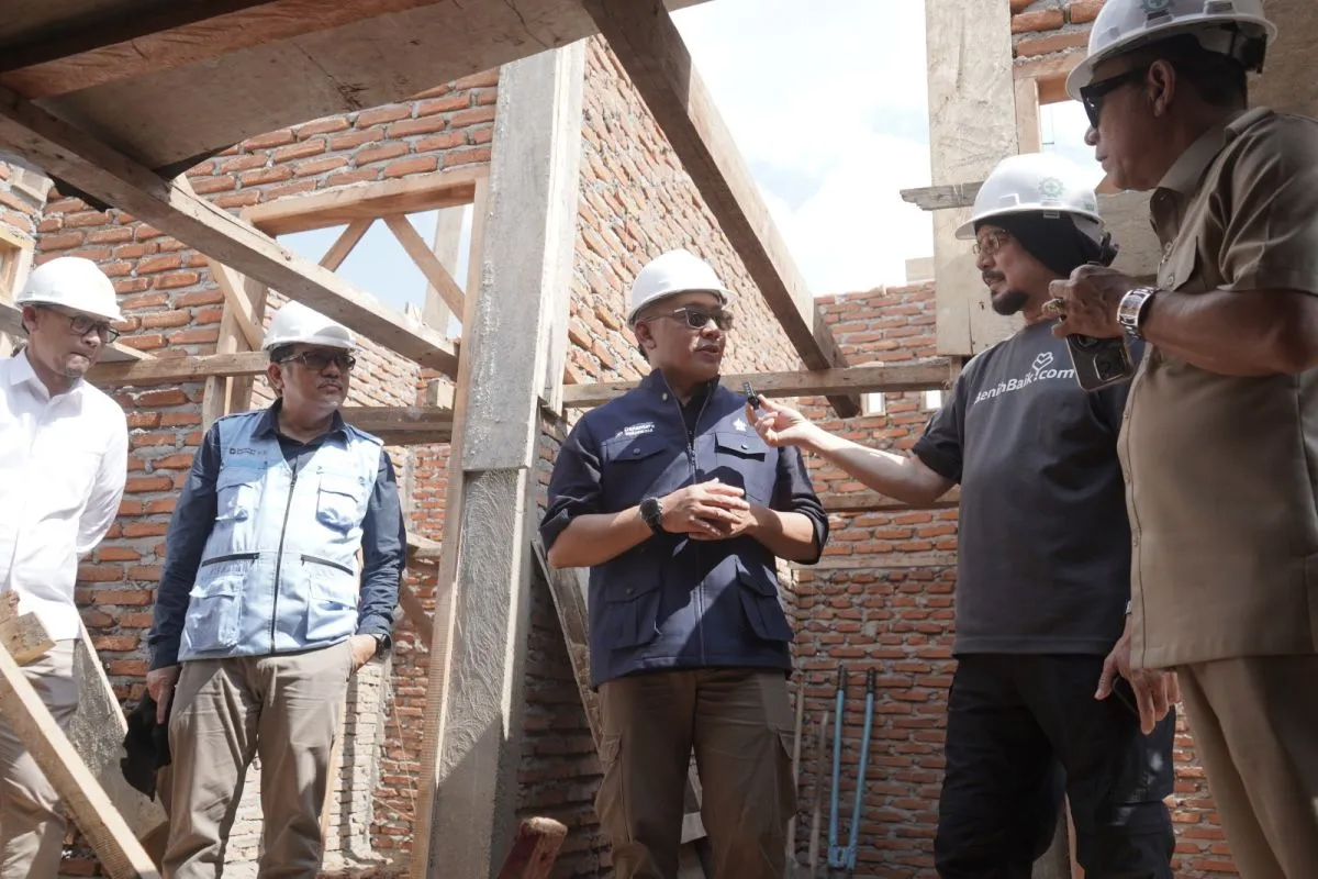 Direktur Utama PTPN IV PalmCo Jatmiko K Santosa bersama Bupati Tapanuli Selatan Gus Irawan Pasaribu dan Founder BenihBaik.com Andi F Noya meninjau progres pembangunan hunian tetap di Batangtoru.