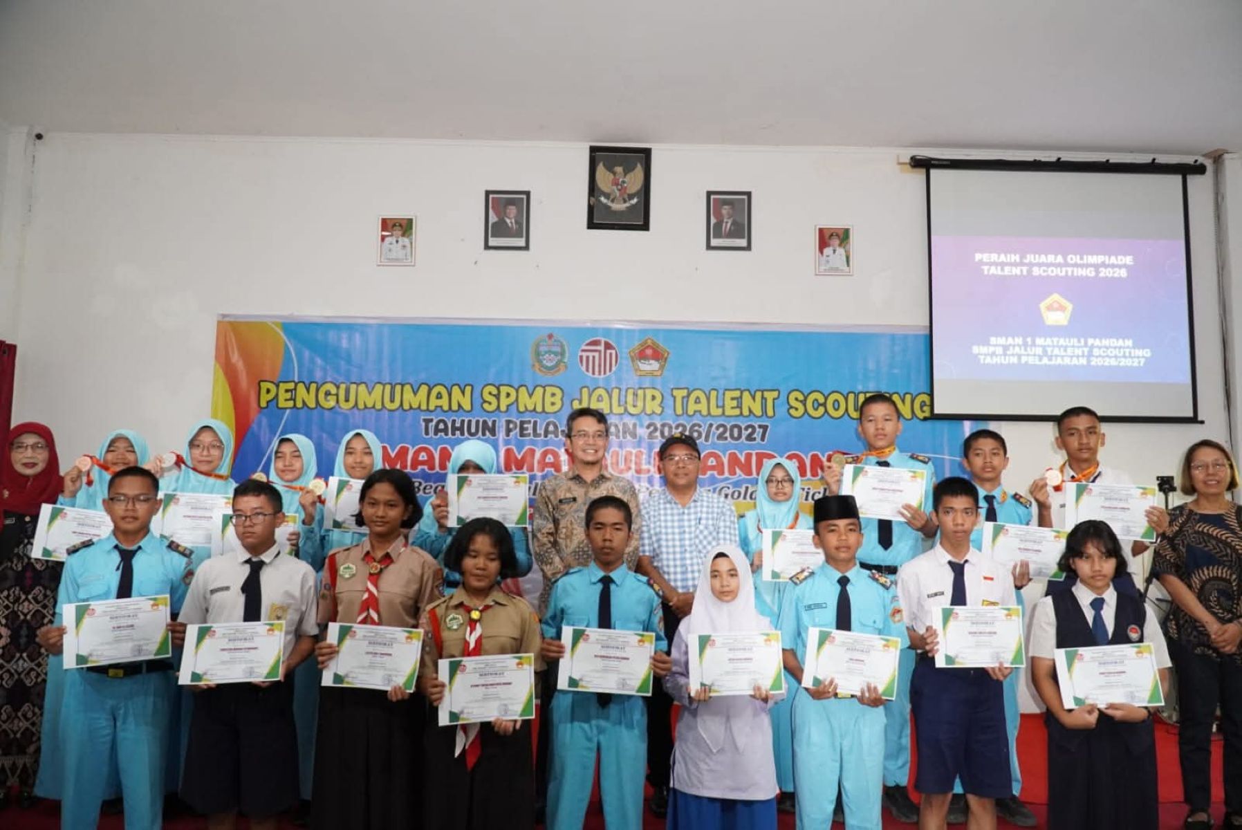 Kepala SMAN 1 Plus Matauli Pandan Deden Rachmawan berfoto bersama 20 siswasiswi penerima beasiswa penuh jalur talent scouting.