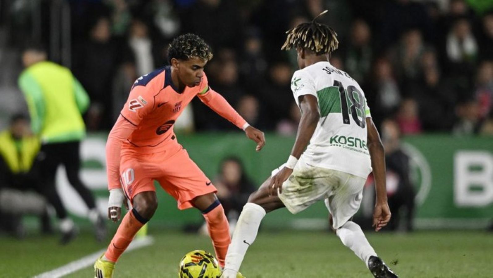 Lamine Yamal mencetak gol pembuka Barcelona saat mengalahkan Elche 3-1 di Estadio Mart&iacute;nez Valero, Minggu (1/2/2026).