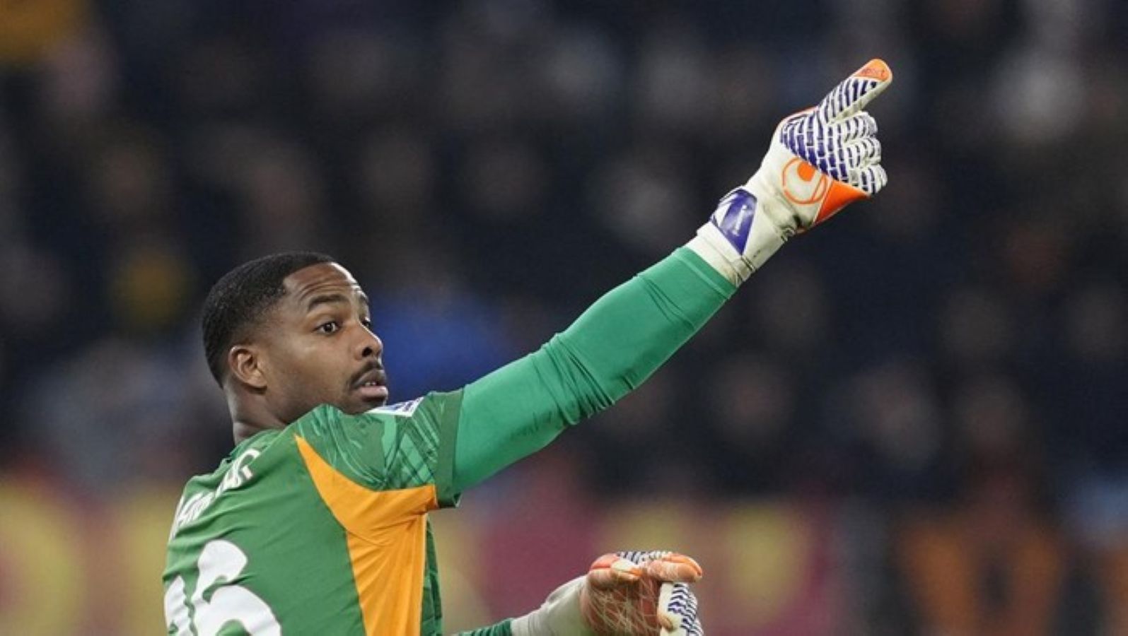 Mike Maignan resmi memperpanjang kontrak bersama AC Milan hingga 2031. Kiper asal Prancis itu mendapat kenaikan gaji dan tetap jadi andalan Rossoneri.