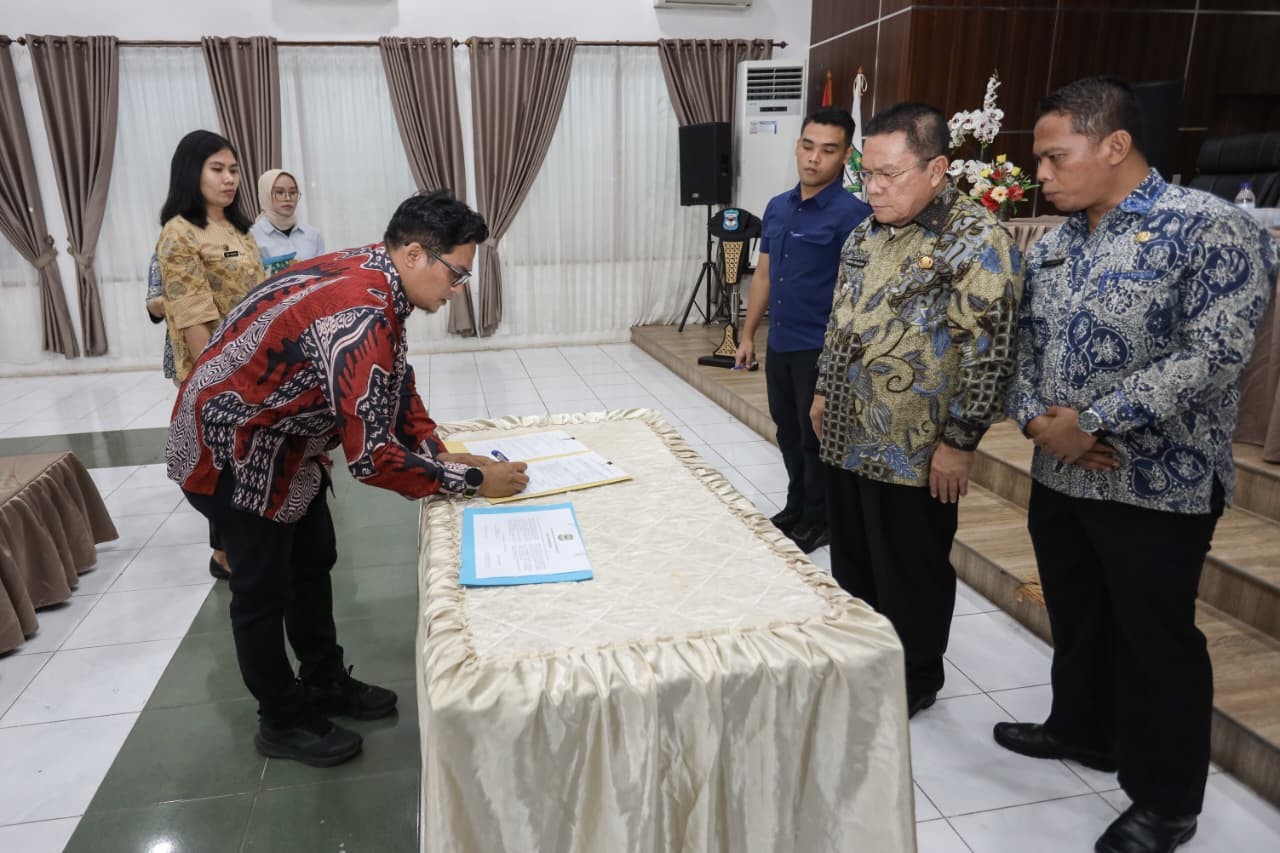 Wali Kota Pematangsiantar Wesly Silalahi bersama Sekda Junaedi Antonius Sitanggang saat penandatanganan Dokumen Perjanjian Kinerja Pimpinan Perangkat Daerah Tahun 2026.