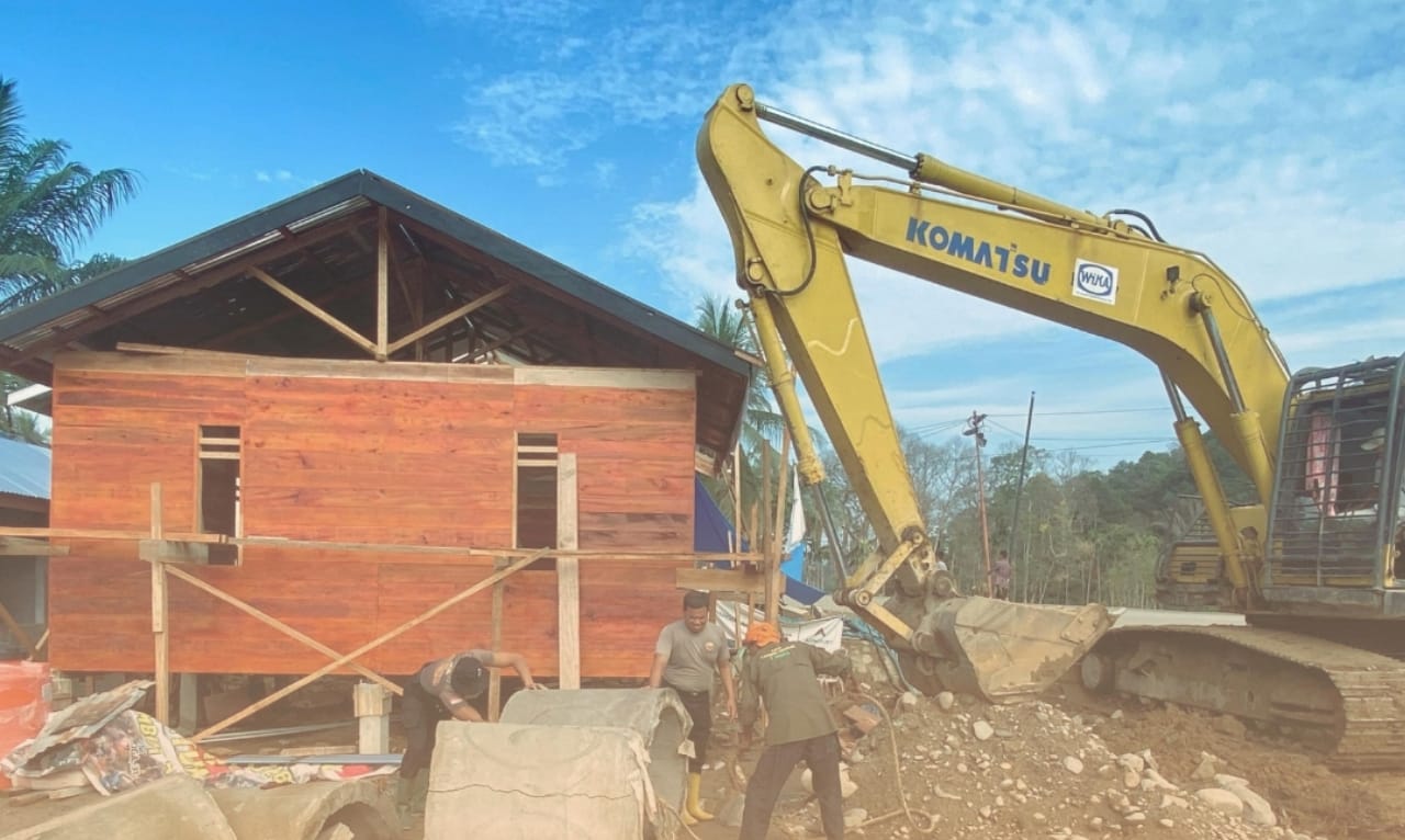 Personel Brimob Batalyon C membersihkan rumah dan membantu pembangunan Huntara di Desa Anggoli dan Garoga, Batang Toru, Minggu (1/2/2026).