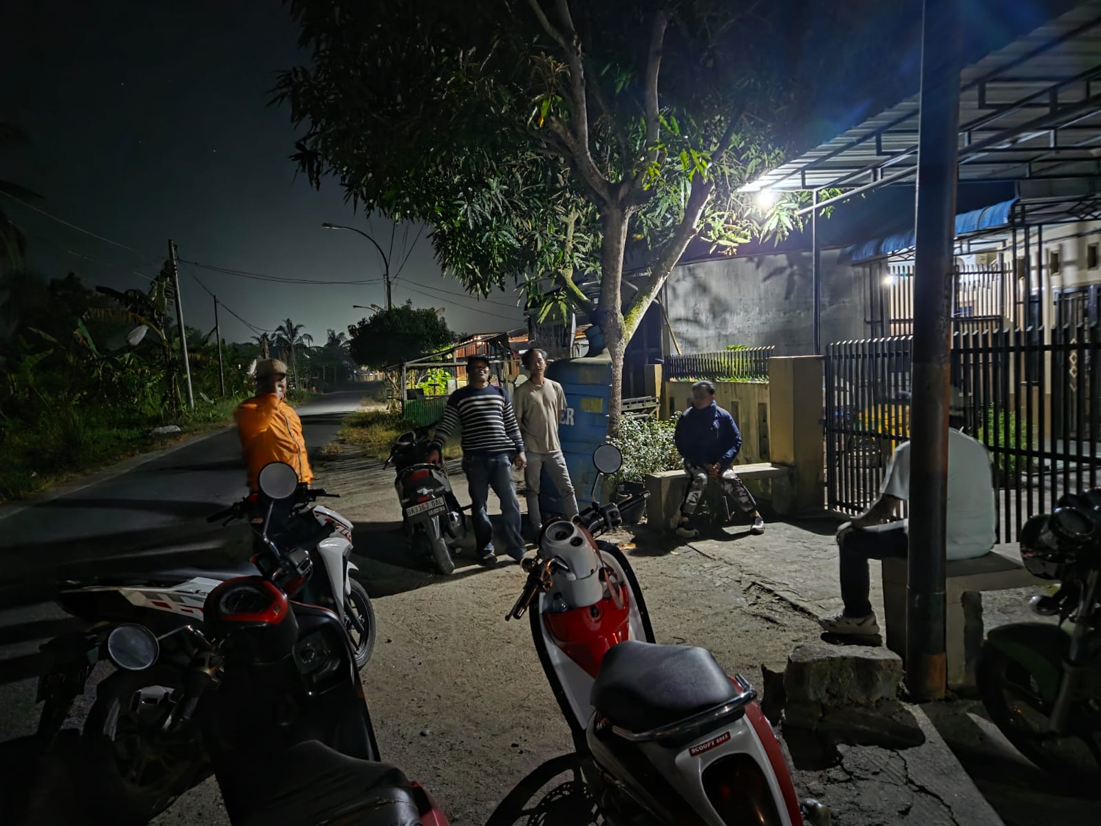 Personel Satuan Reserse Kriminal Polres Tanjungbalai saat menggelar patroli dini hari guna mengantisipasi kejahatan jalanan.