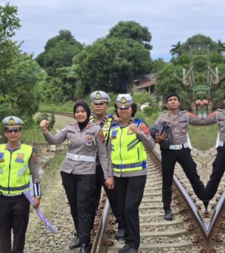 Petugas Satlantas Polres Pematangsiantar melakukan survei perlintasan sebidang rel kereta api di sejumlah titik kota.