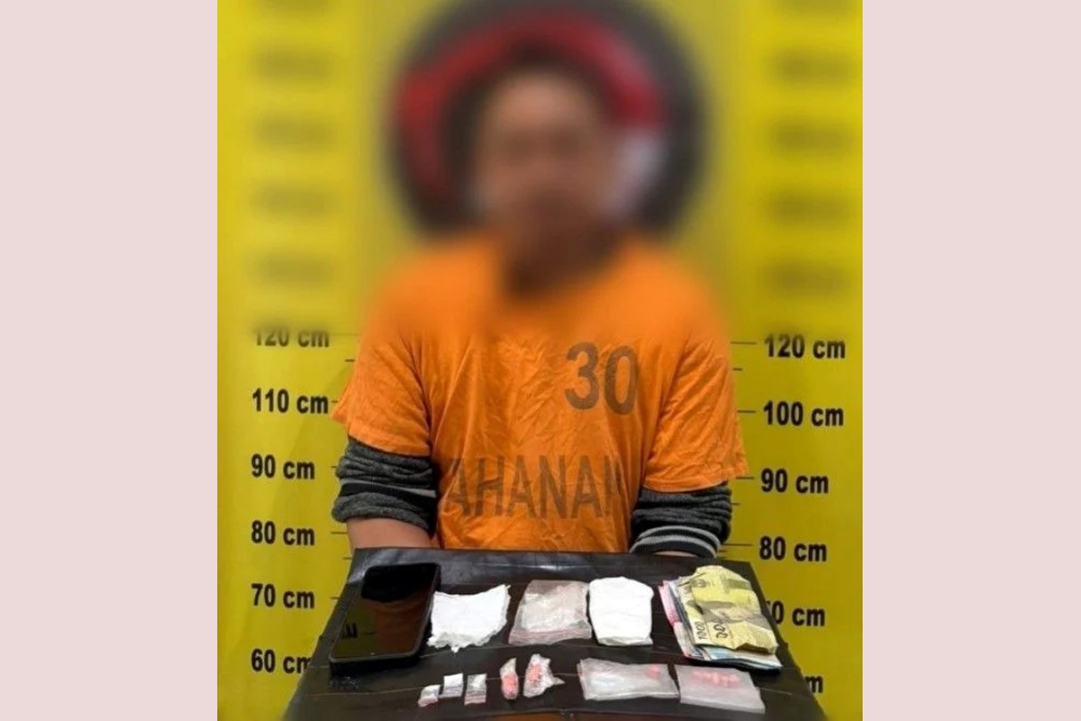 Barang bukti sabu, pil ekstasi, uang tunai, dan barang lain yang diamankan Satresnarkoba Polres Tapanuli Selatan dari tangan tersangka.