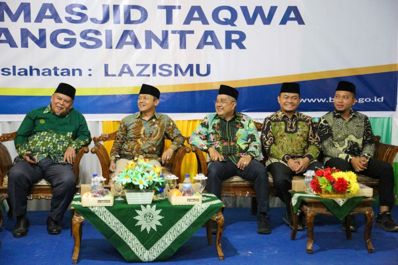 Wamen Dikdasmen Fajar Riza Ul Haq bersama perwakilan Pemko Pematangsiantar dan BPKH saat serah terima renovasi Masjid Taqwa Muhammadiyah di Pematangsiantar.