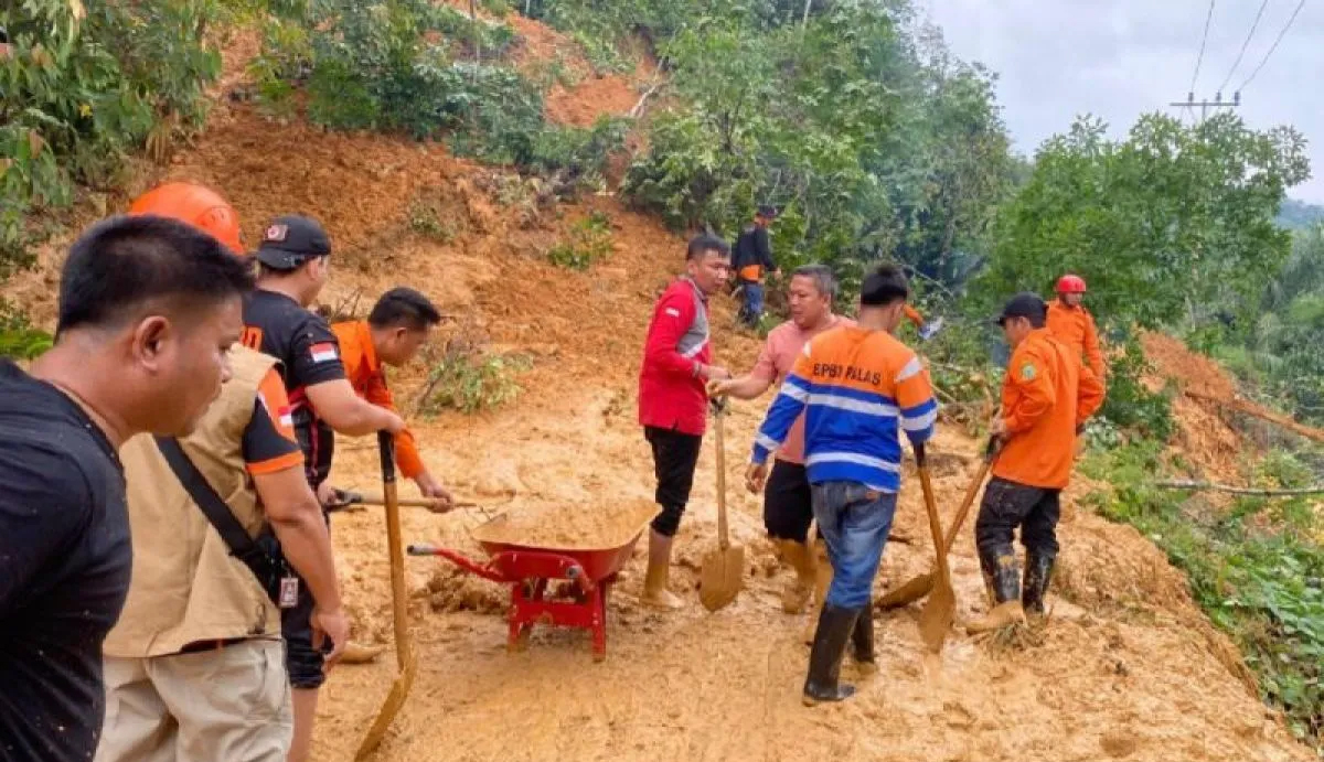 Petugas BPBD Padang Lawas dibantu personel TNI&ndash;Polri membersihkan material longsor yang menutup Jalinsum Sibuhuan&ndash;Sosopan di sekitar wisata Sungai Siraisan, Kecamatan Ulu Barumun.