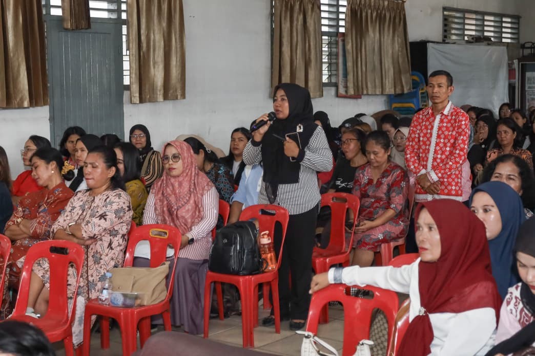 Ketua TP PKK Kota Pematangsiantar Liswati Wesly Silalahi bersama Sekda Junaedi Antonius Sitanggang saat kegiatan pembinaan kepala satuan dan guru PAUD SAB.