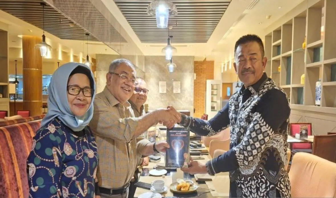 Bupati Mandailing Natal Saipullah Nasution bersama jajaran berdiskusi dengan tim akademisi Universitas Medan Area (UMA) di Medan terkait pengembangan budidaya pisang unggulan.