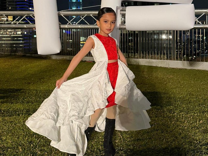 Annisa Dalimunthe tampil percaya diri saat membawakan koleksi busana di ajang Taipei International Fashion Week 2026.
