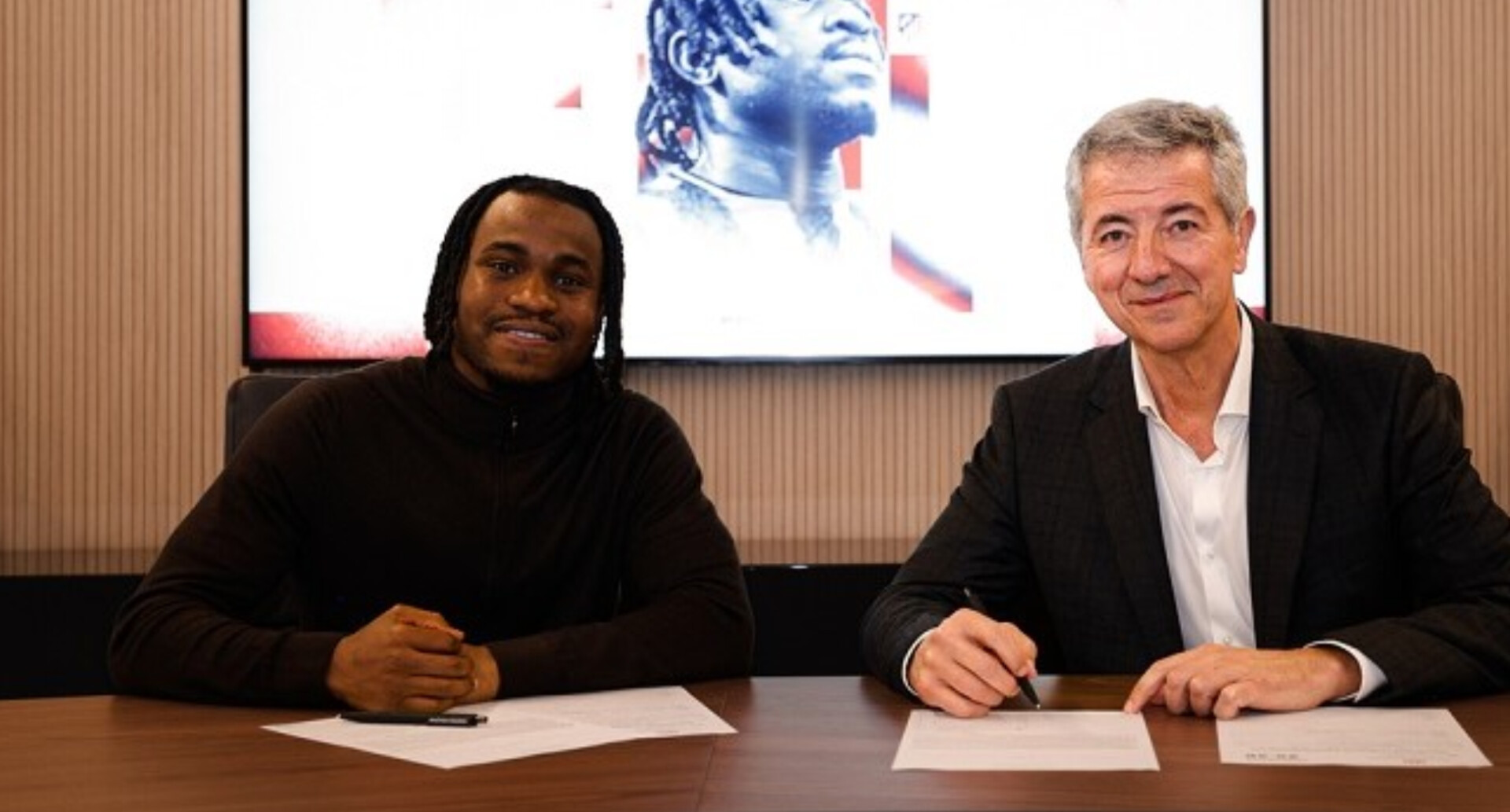 Ademola Lookman resmi bergabung dengan Atletico Madrid setelah ditebus dari Atalanta dengan nilai transfer mencapai 40 juta euro.