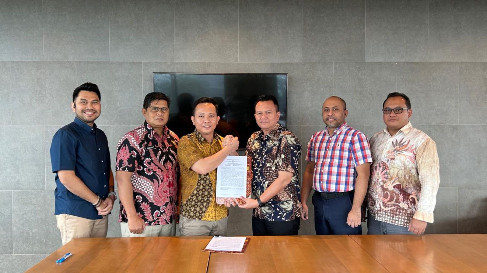 PT PLN UBP Labuhan Angin saat melakukan penandatanganan PKT dengan pihak Mako Kopassus. (Foto: Humas UBP Labuhan Angin)