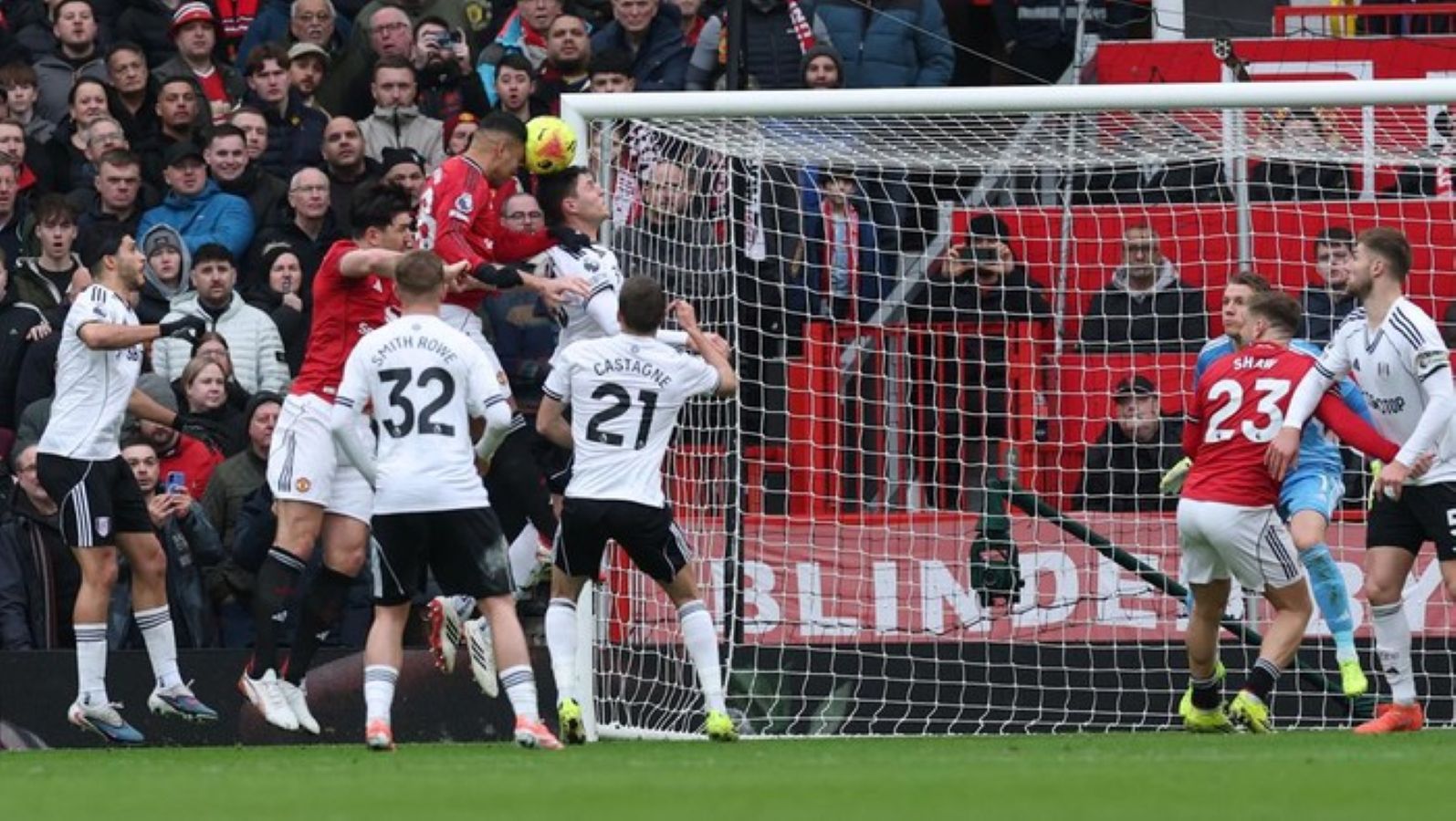 Benjamin Sesko merayakan gol kemenangan Manchester United ke gawang Fulham pada laga Liga Inggris 20252026 di Old Trafford.