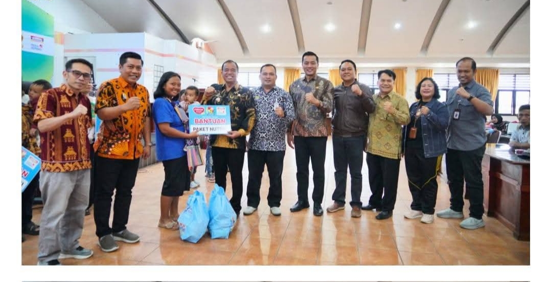 Bupati Karo Brigjen Pol (Purn) Dr. dr. Antonius Ginting, Sp.OG., M.Kes., menghadiri pemberian bantuan nutrisi CSR Indomaret kepada 250 keluarga.