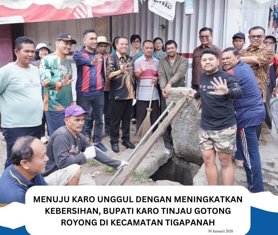 Bupati Karo Brigjen Pol (Purn) Dr. dr. Antonius Ginting, Sp.OG., M.Kes., meninjau gotong royong dan menyerahkan KTP elektronik kepada siswa-siswi SMA Negeri Tigapanah.
