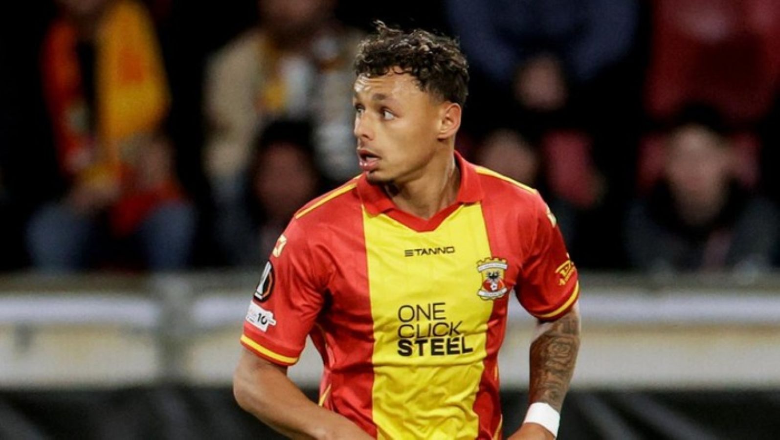 Dean James (kiri) mengawal sisi kiri pertahanan Go Ahead Eagles saat menahan serangan Volendam di Kras Stadium, Senin (2/2/2026).