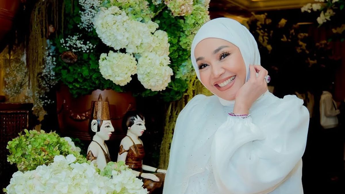 Penyanyi Dewi Gita mengaku mengoleksi mikrofon pribadi bernilai ratusan juta rupiah sebagai investasi kualitas suara dan kesehatan vokal.