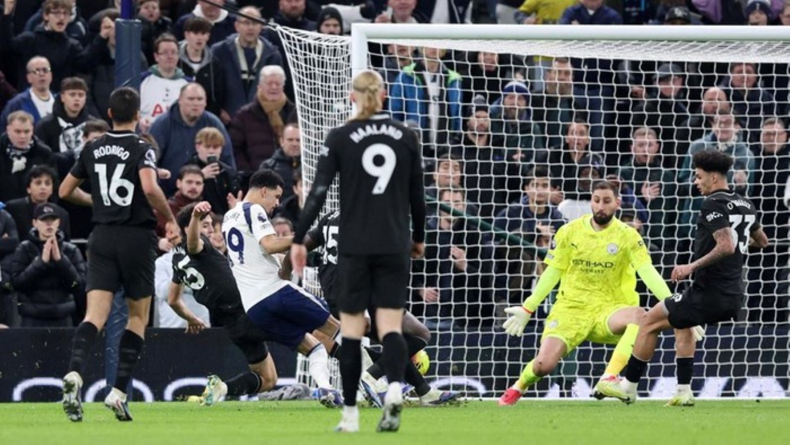 Dominik Solanke (kanan) merayakan gol penyeimbang Tottenham Hotspur ke gawang Manchester City pada laga pekan ke-24 Liga Inggris 20252026 di Tottenham Hotspur Stadium.