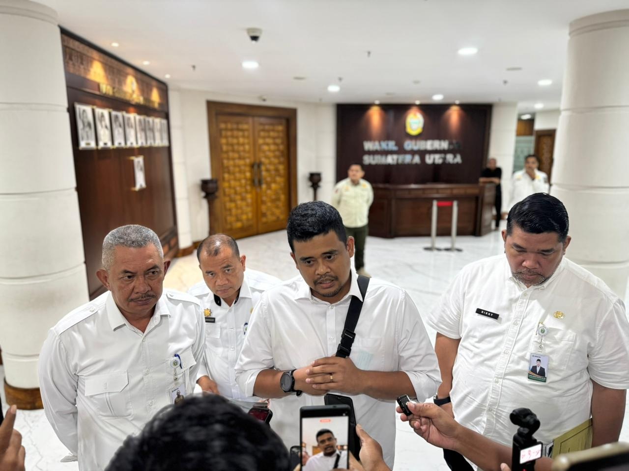 Gubernur Sumut Muhammad Bobby Afif Nasution bersama Pj Sekdaprov Sumut Sulaiman Harahap menjawab pertanyaan wartawan di Kantor Gubernur Sumut, Medan.