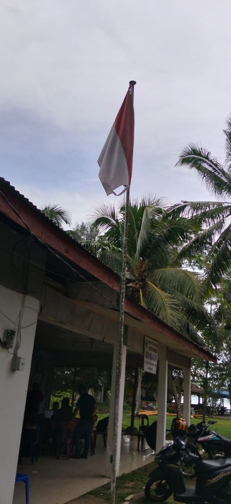 Bendera merah-putih berkibar dalam keadaan sobek dikantor cabang Dinas Pendidikan wilayah XIII Gunungsitoli, Sumatera Utara.