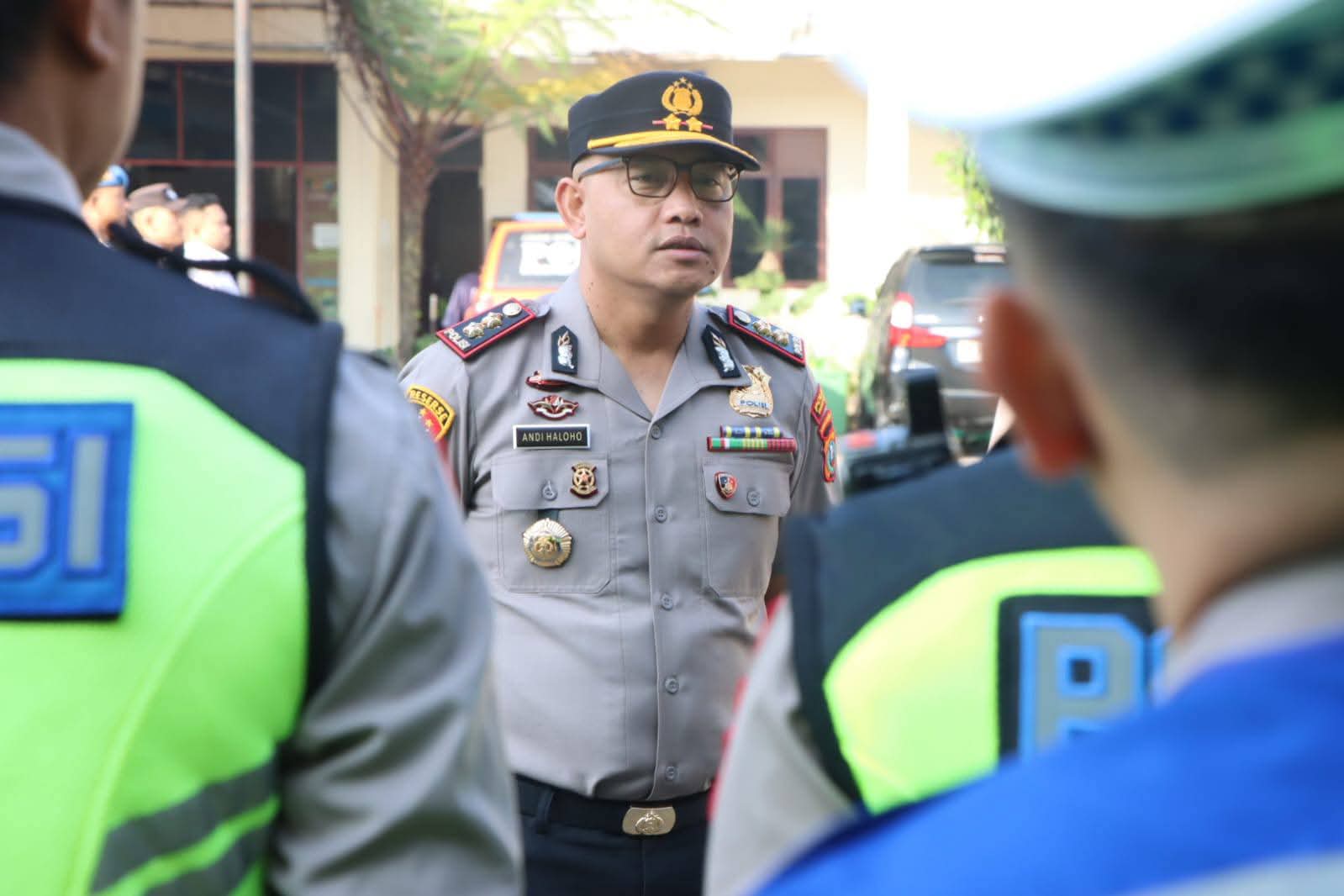 Kapolres Tanah Karo AKBP Pebriandi saat memimpin apel pagi dan memberikan arahan kepada personel Sat Lantas Polres Tanah Karo.