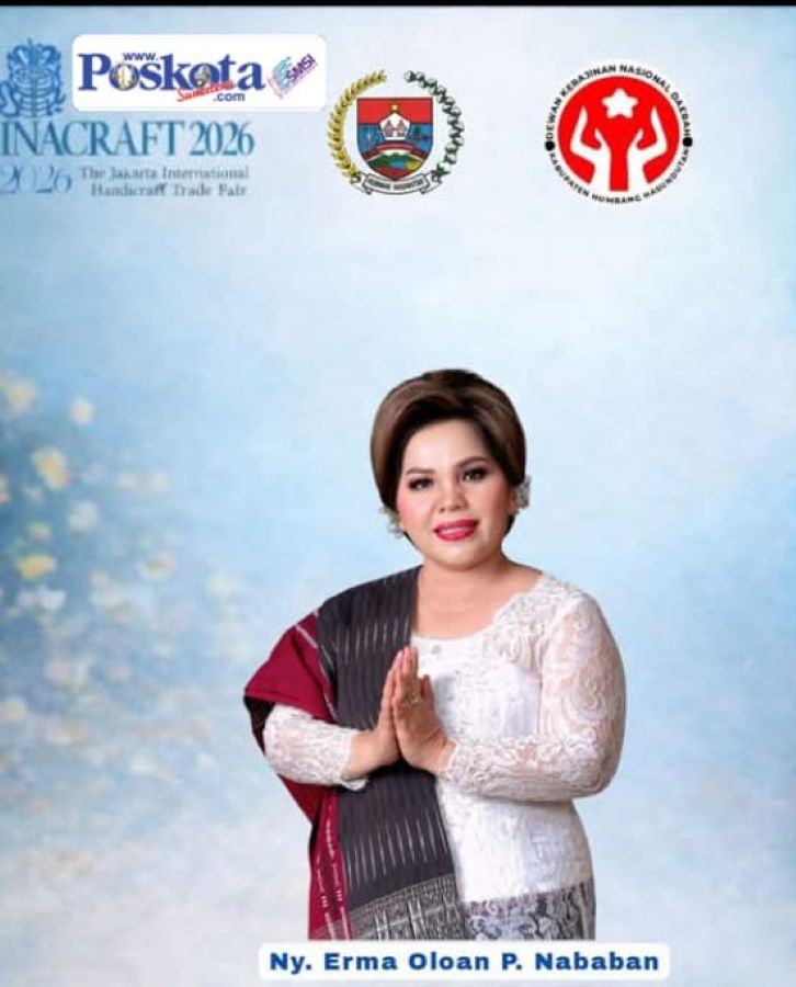 Ketua Dekranasda Humbang Hasundutan, Ny. Erma Oloan P. Nababan, memamerkan produk kerajinan unggulan Humbahas yang akan ditampilkan di INACRAFT 2026, Jakarta.