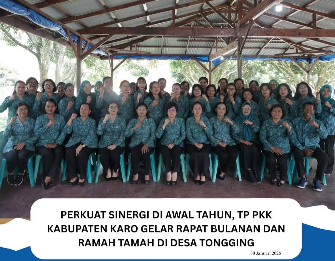 Ketua TP PKK Kabupaten Karo Ny. Roswitha Antonius Ginting bersama pengurus dan Ketua TP PKK kecamatan saat rapat bulanan di Desa Tongging, Kecamatan Merek.