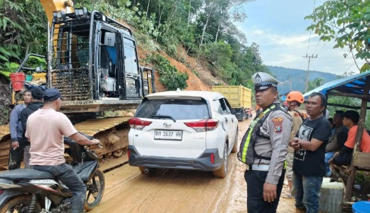 Kondisi perbukitan Siraisan di Jalinsum Sibuhuan&ndash;Sosopan, Kabupaten Padang Lawas, yang kembali dapat dilalui setelah material longsor dibersihkan.