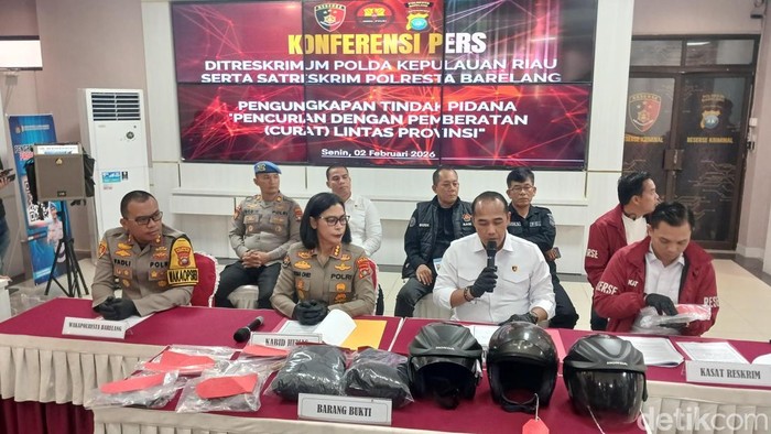 Konferensi pers pengungkapan komplotan pencurian rumah kosong lintas provinsi oleh Polda Kepri dan Polresta Barelang di Batam.