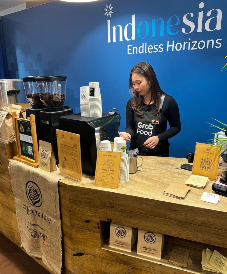 Norita Chai, Co-Founder dan COO Coffeenatics, menyiapkan kopi tubruk Tapanuli Selatan untuk disajikan di Paviliun Indonesia, WEF Davos 2026.