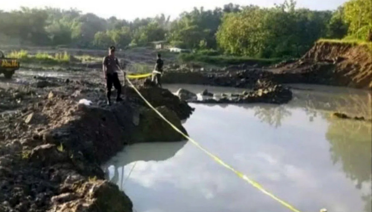 Kolam bekas galian tambang emas tradisional di Desa Rantobi, Kecamatan Batang Natal, Mandailing Natal.