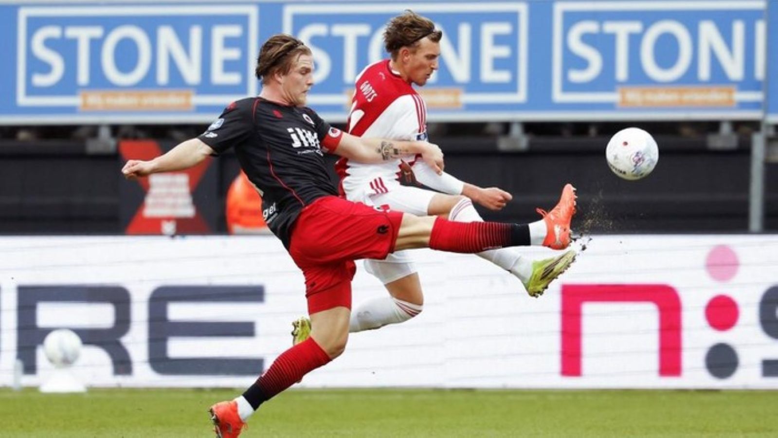 Miliano Jonathans (kanan) mencetak gol sundulan untuk Excelsior saat melawan Ajax di Stadion Woudenstein, Minggu (1/2/2026), membawa tim tuan rumah comeback 2-2.