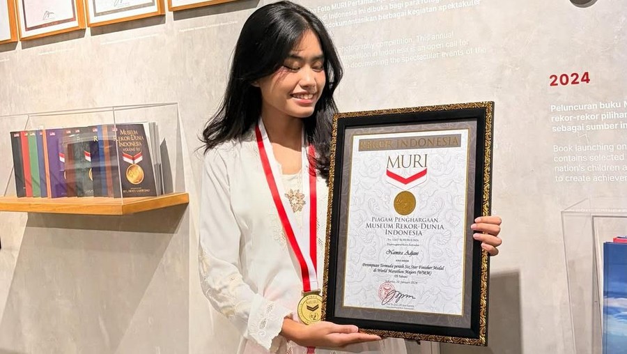 Namira Adjani menunjukkan Six Star Finisher Medal setelah menuntaskan New York City Marathon 2025 dan mencetak Rekor MURI.