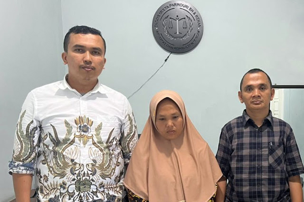 Nur Kholidah, istri korban pembunuhan Jarmin Munthe, didampingi kuasa hukum Tagor Mulya Parinduri dan Muhammad Sulaiman saat konferensi pers di Paluta.