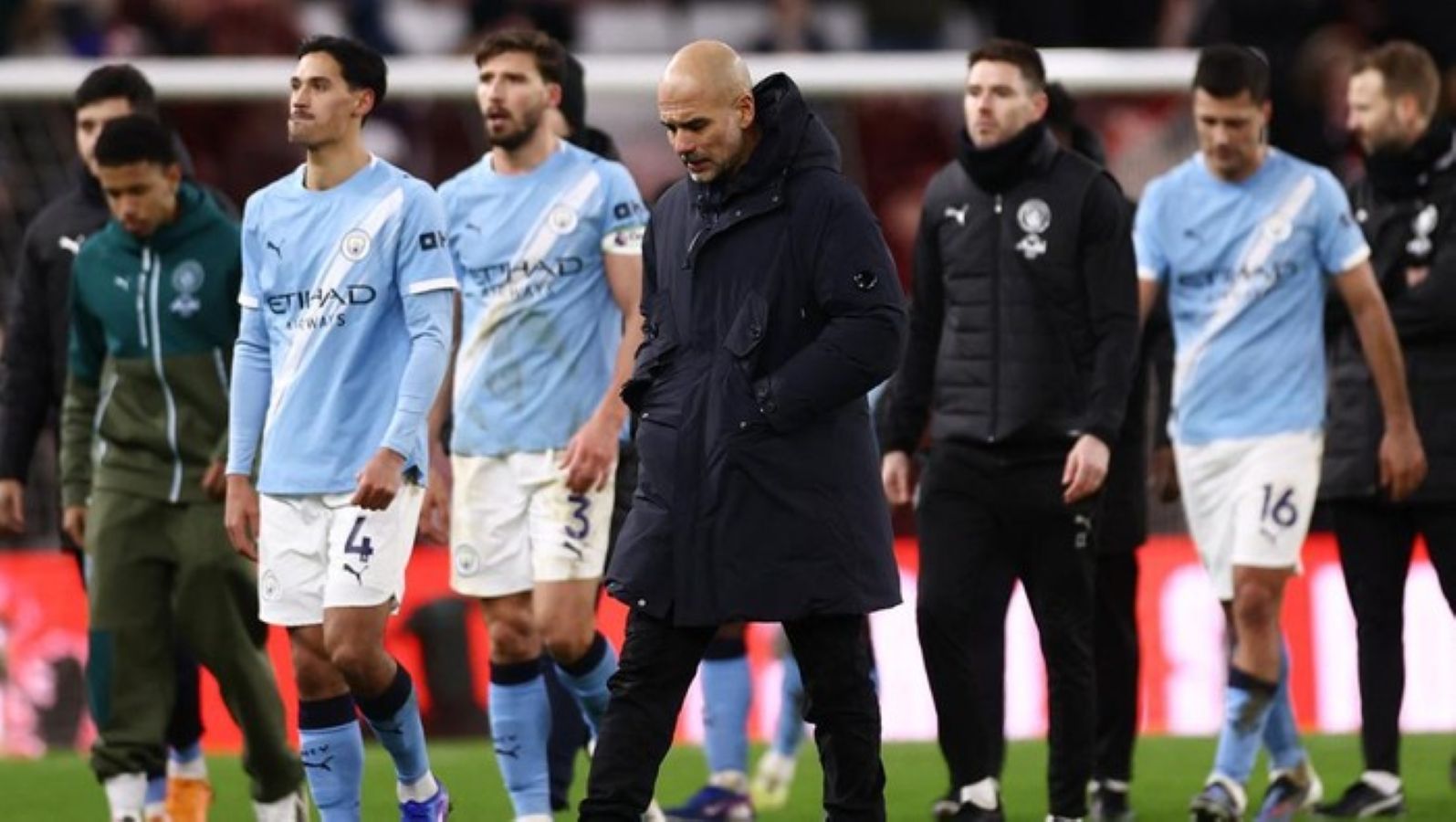 Pemain Manchester City tampak kecewa usai gagal menang atas Tottenham Hotspur, hasil yang membuat peluang juara mereka kian terancam.