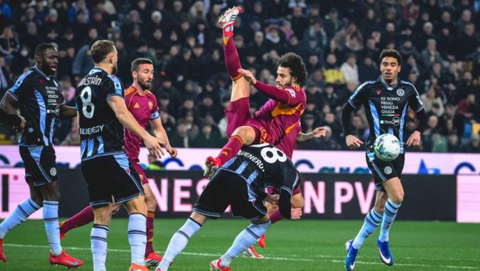 Pemain Udinese merayakan gol Jurgen Ekkelenkamp ke gawang AS Roma dalam laga Serie A di Bluenergy Stadium.