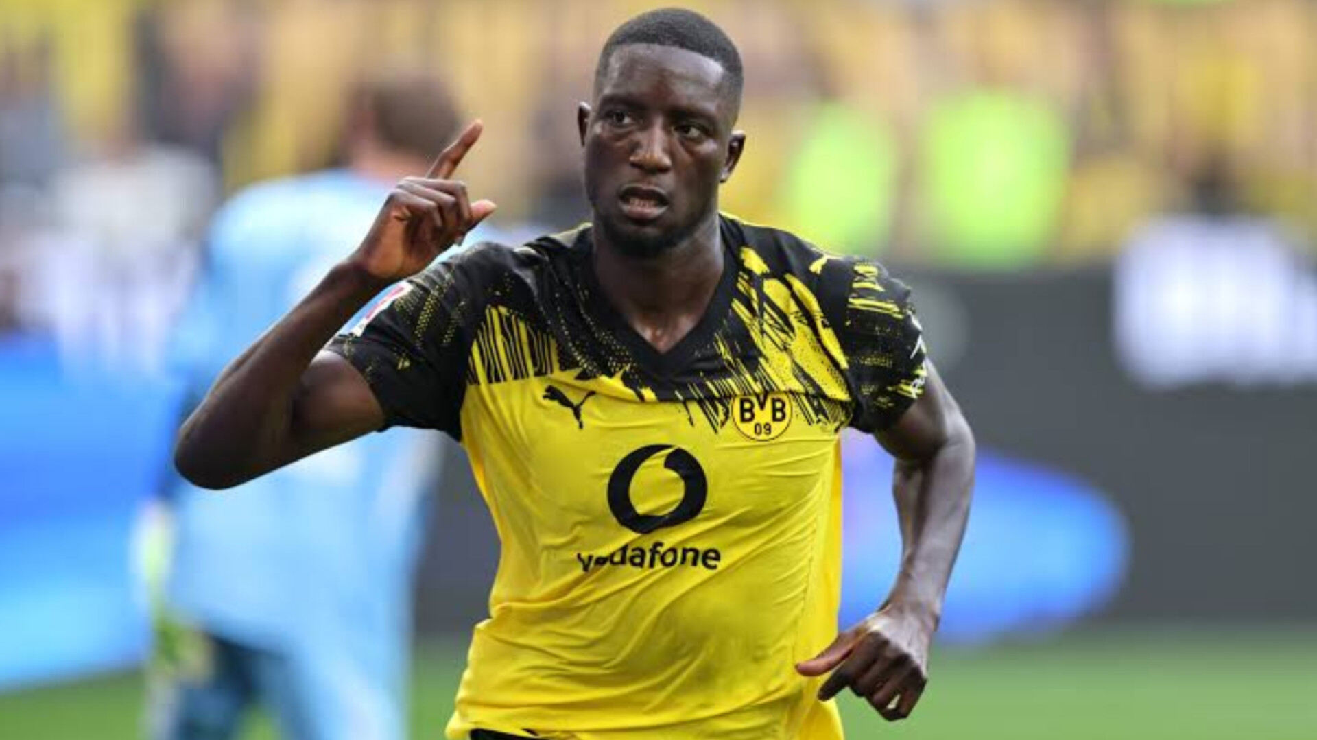 Penyerang Borussia Dortmund Serhou Guirassy merayakan golnya ke gawang Heidenheim pada laga Bundesliga 2025/2026 di Signal Iduna Park, Minggu (1/2/2026).